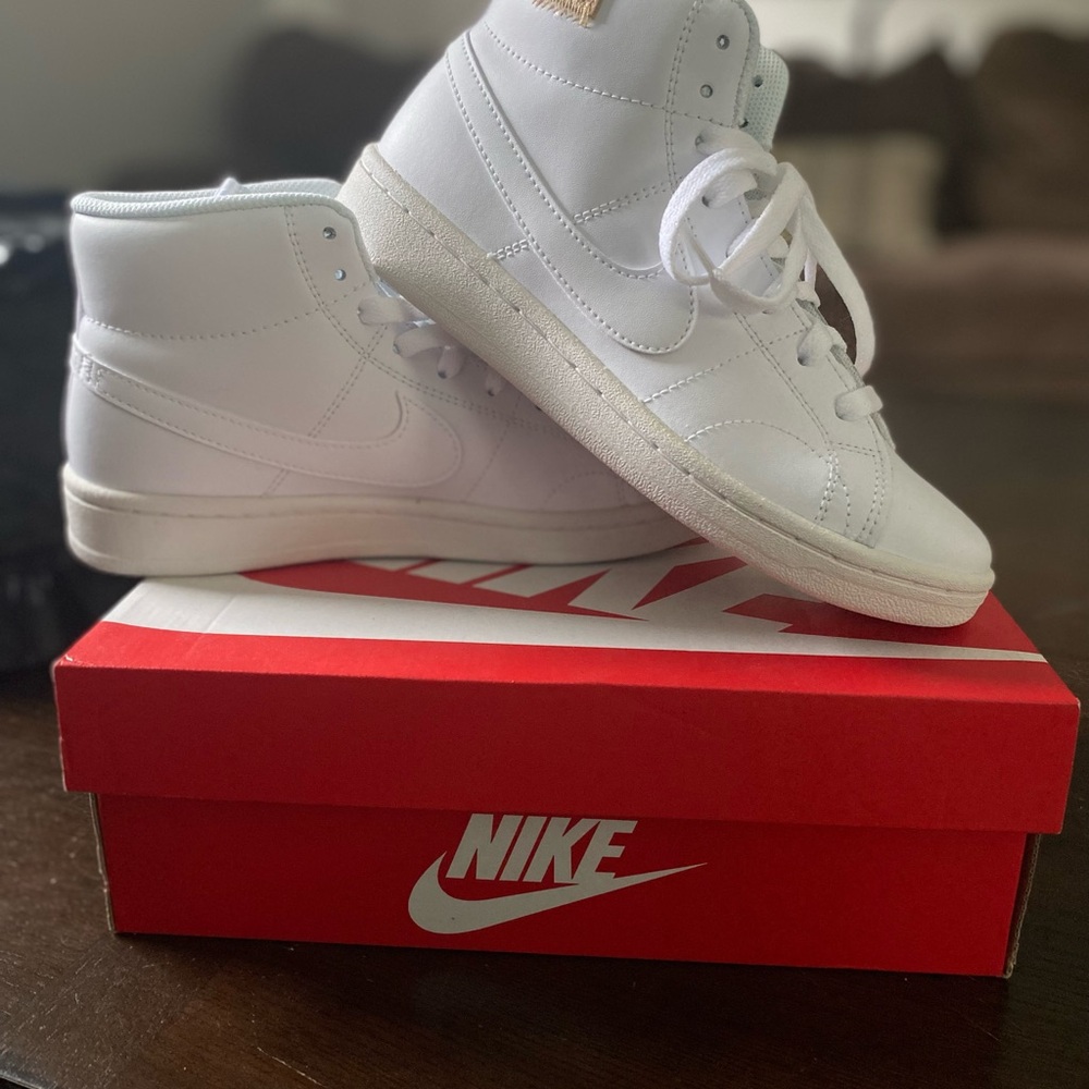 Nike White Sneakers Minimalist Low-Top Design